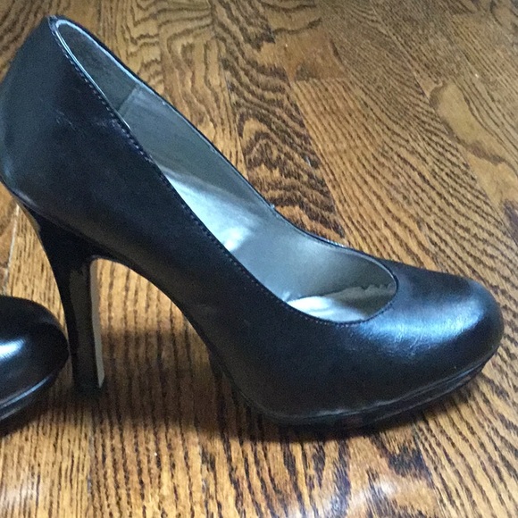 Madden Girl Black Round Toe Pin Up Style Pumps - Picture 7 of 10